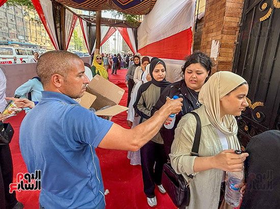توزيع المياه على الطلاب توزيع المياه على الطلاب
