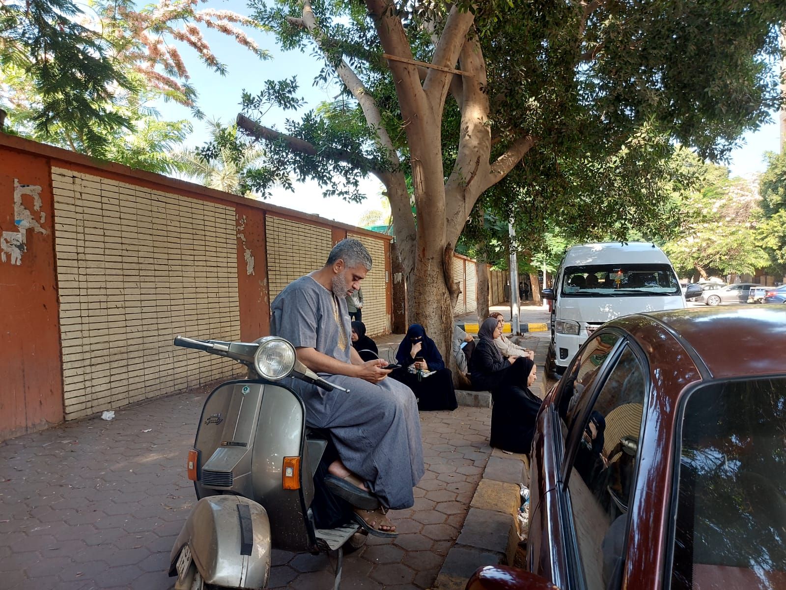 أولياء الأمور يساندون أبنائهم بالدعاء أمام لجان الثانوية العامة أولياء الأمور يساندون أبنائهم بالدعاء أمام لجان الثانوية العامة
