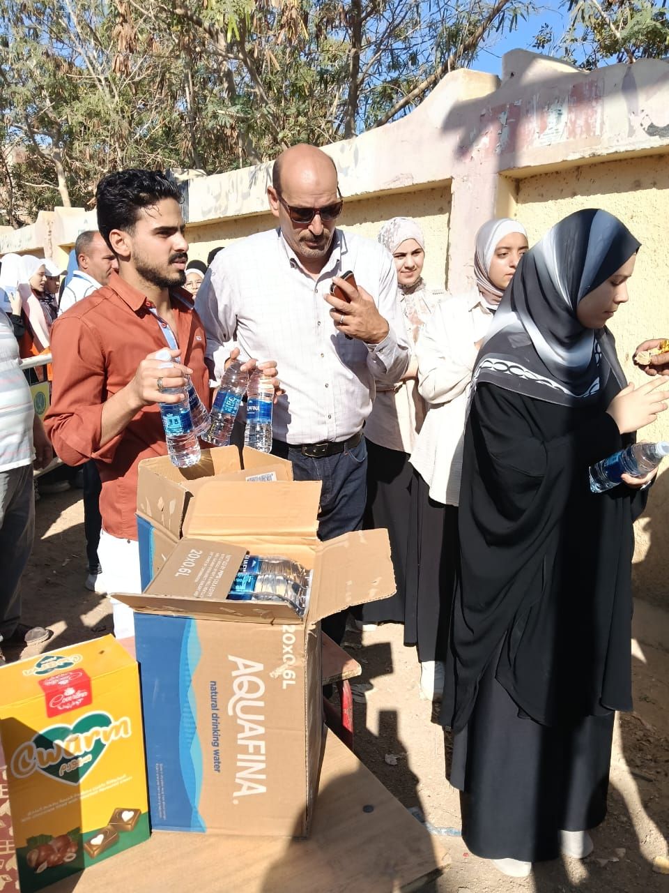 توزيع المياه على الطلاب توزيع المياه على الطلاب