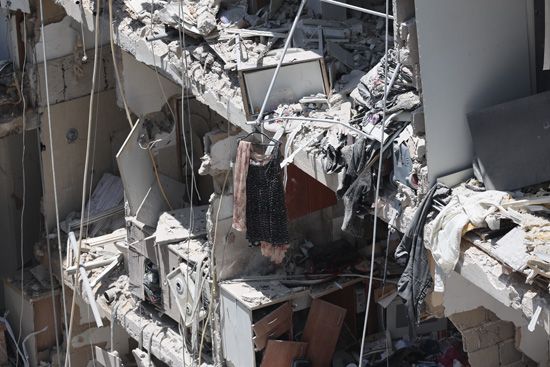 إيران تطلق صواريخ باليستية على إسرائيل (10) إيران تطلق صواريخ باليستية على إسرائيل (10)