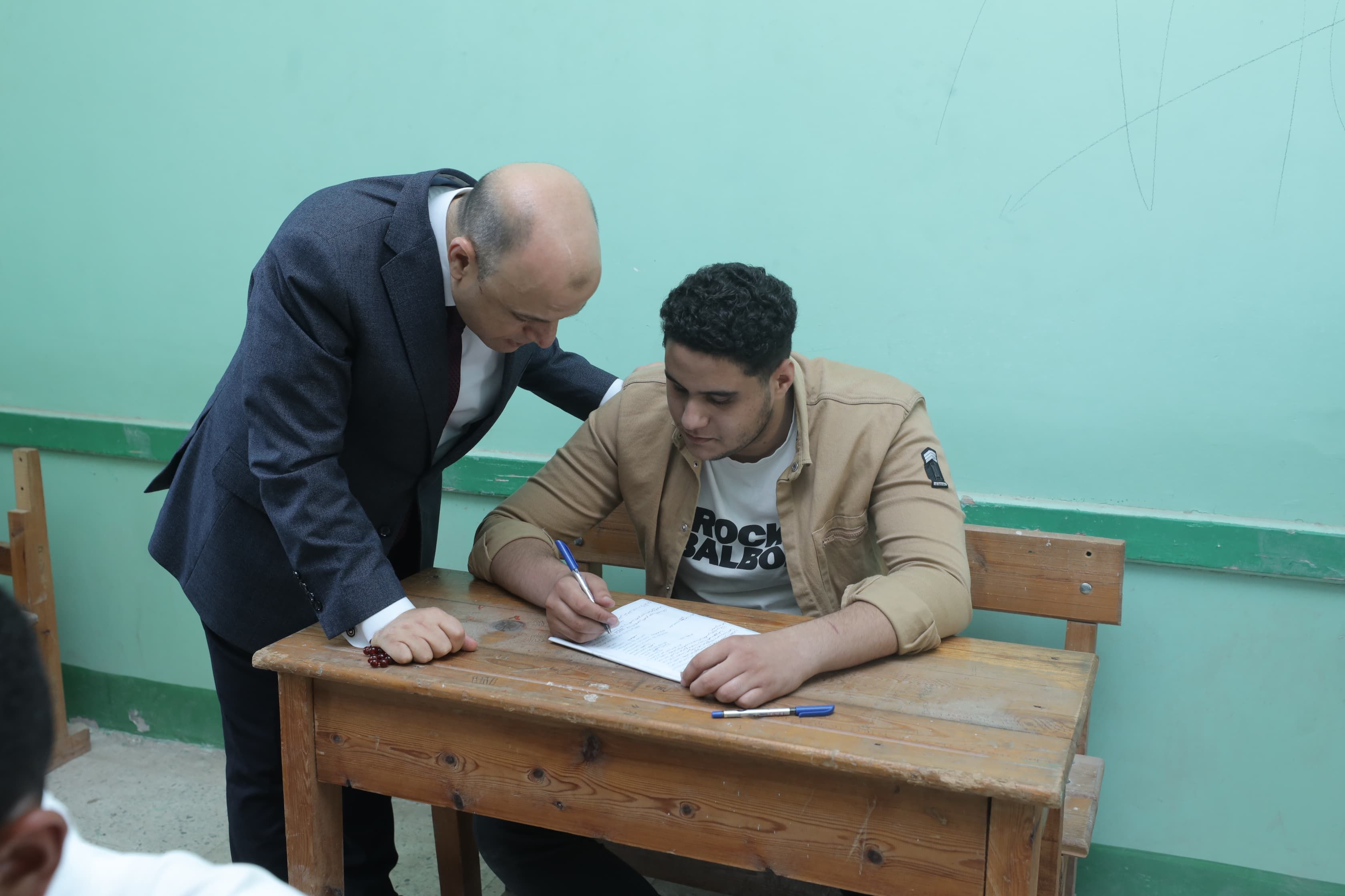 محافظ كفر الشيخ يتفقد لجان الثانوية الأزهرية محافظ كفر الشيخ يتفقد لجان الثانوية الأزهرية