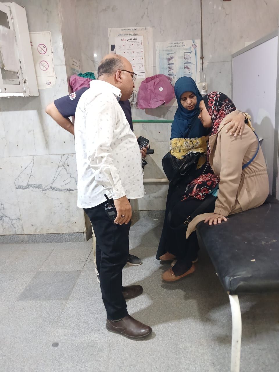 المراقبين يتلقون العلاج داخل المستشفى (1) المراقبين يتلقون العلاج داخل المستشفى (1)