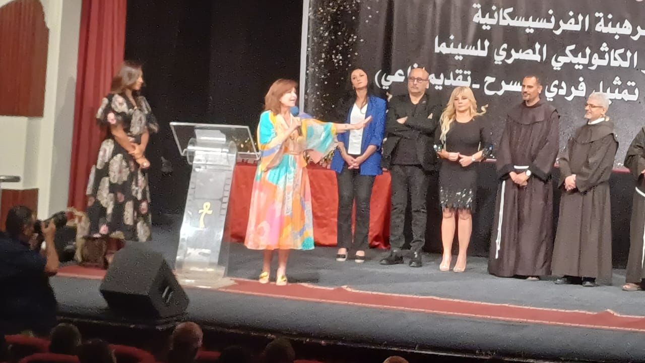 أول ظهور للفنانة إلهام شاهين في المركز الكاثوليكي عقب عودتها من العراق (1) أول ظهور للفنانة إلهام شاهين في المركز الكاثوليكي عقب عودتها من العراق (1)