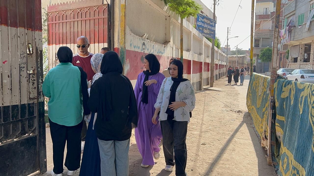 طالبات الثانوية العامة لدخول اللجان طالبات الثانوية العامة لدخول اللجان
