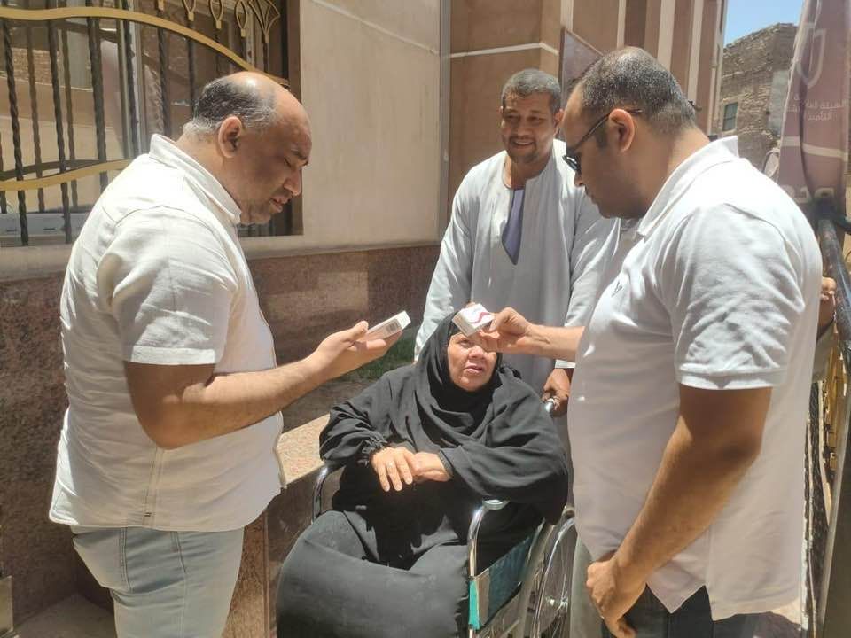 لقاء المواطنين ومتابعة توفير الأدوية لهم بالوحدات لقاء المواطنين ومتابعة توفير الأدوية لهم بالوحدات