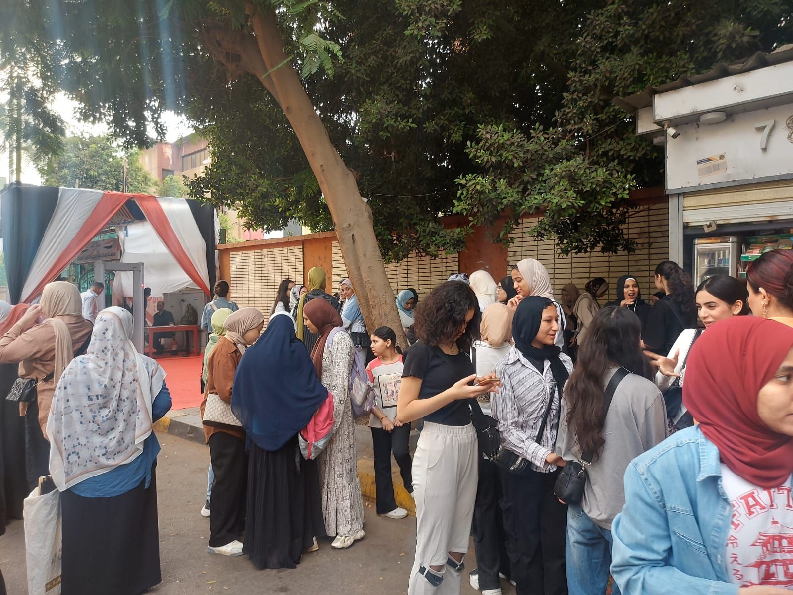 طلاب الثانوية العامة أمام اللجان قبل امتحان اللغة الثانية طلاب الثانوية العامة أمام اللجان قبل امتحان اللغة الثانية