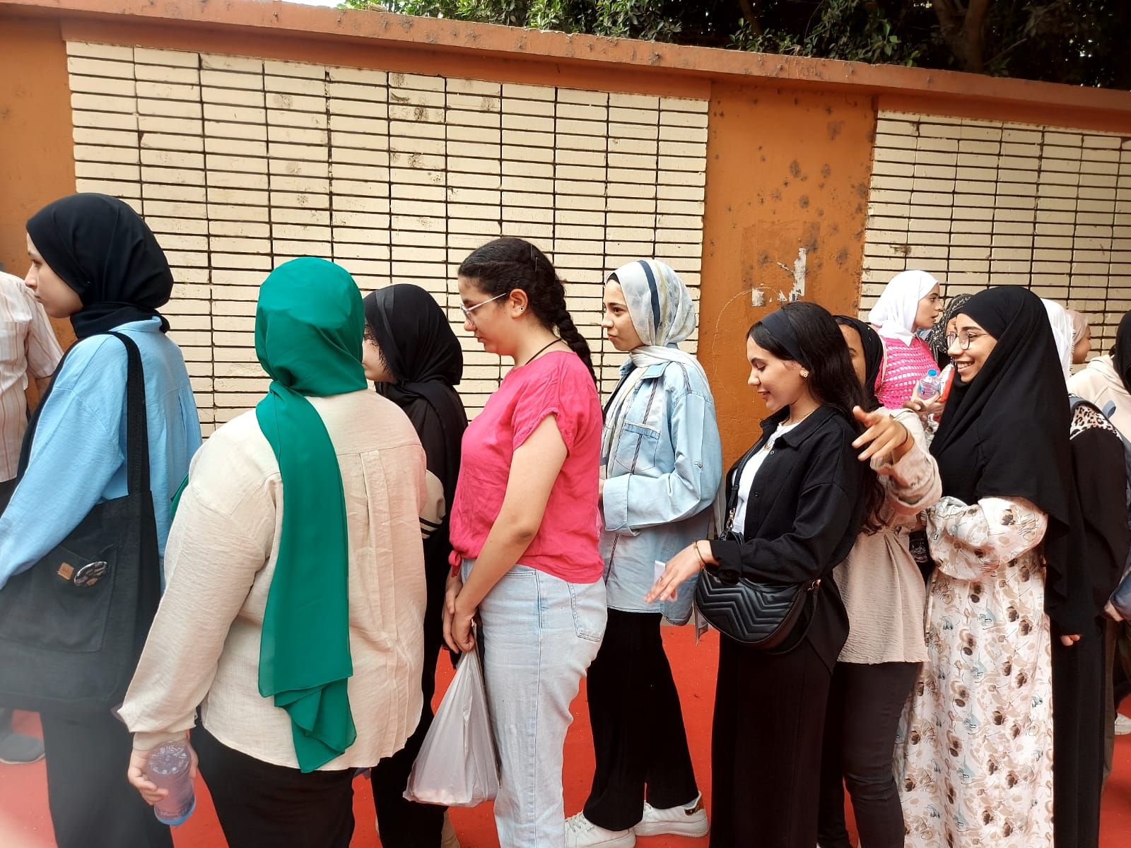 بدء دخول طلاب الثانوية العامة اللجان بالدقى بدء دخول طلاب الثانوية العامة اللجان بالدقى