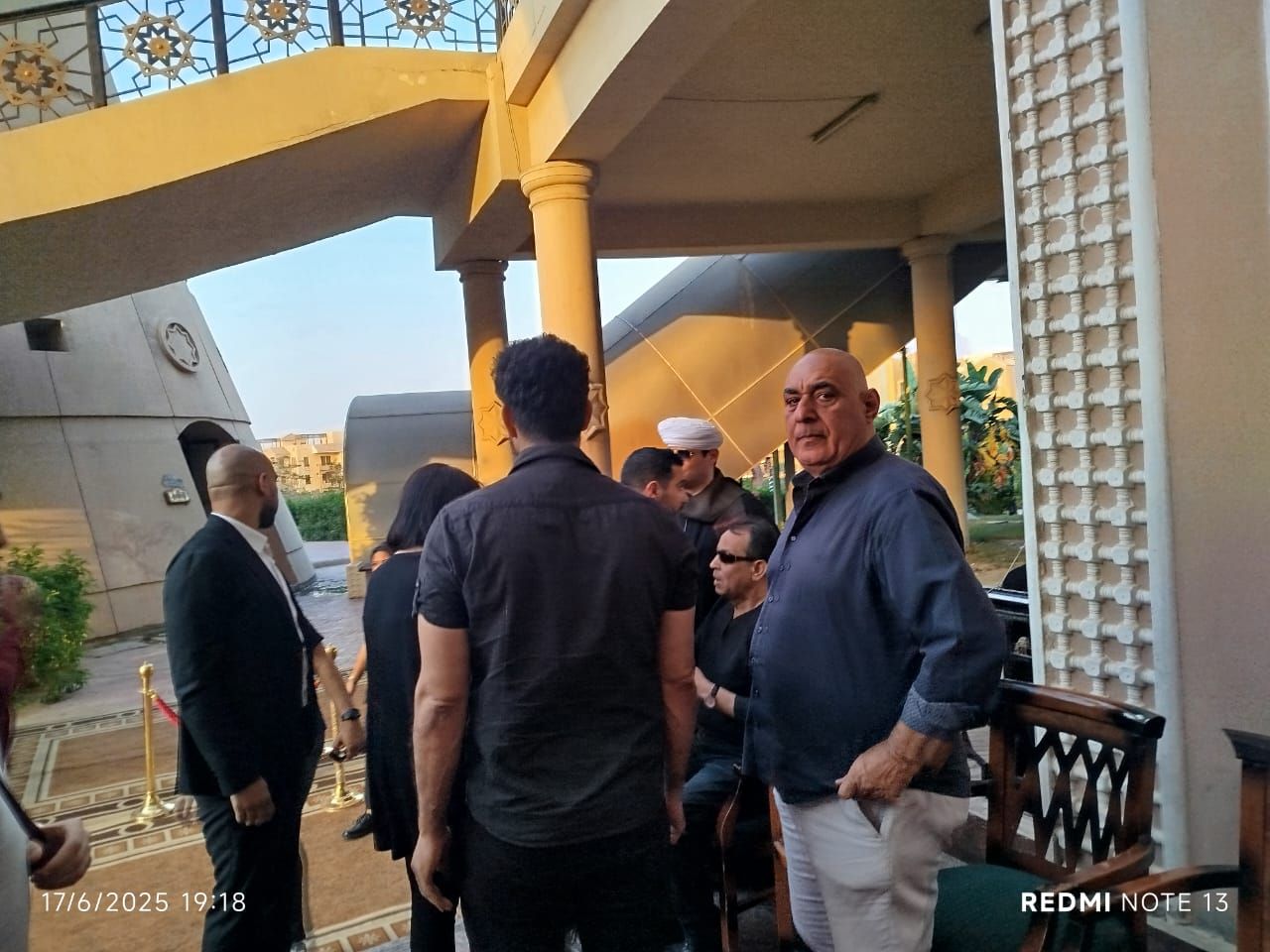 الموسيقار صلاح الشرنوبي يستقبل العزاء في نجله محمد بمسجد الشرطة (4) الموسيقار صلاح الشرنوبي يستقبل العزاء في نجله محمد بمسجد الشرطة (4)