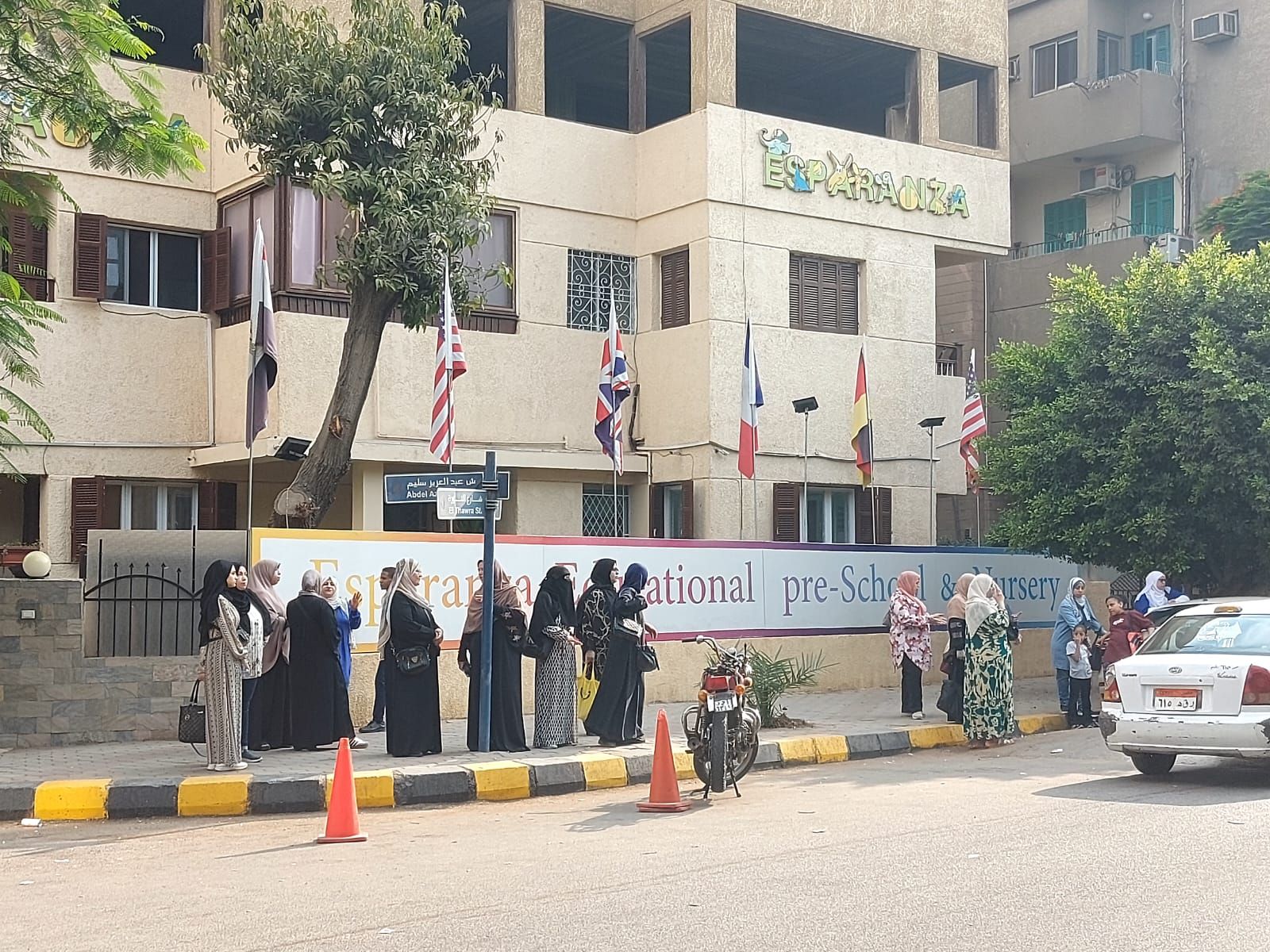 الأمهات ينتظرن أبناءهن أمام لجان الثانوية العامة الأمهات ينتظرن أبناءهن أمام لجان الثانوية العامة