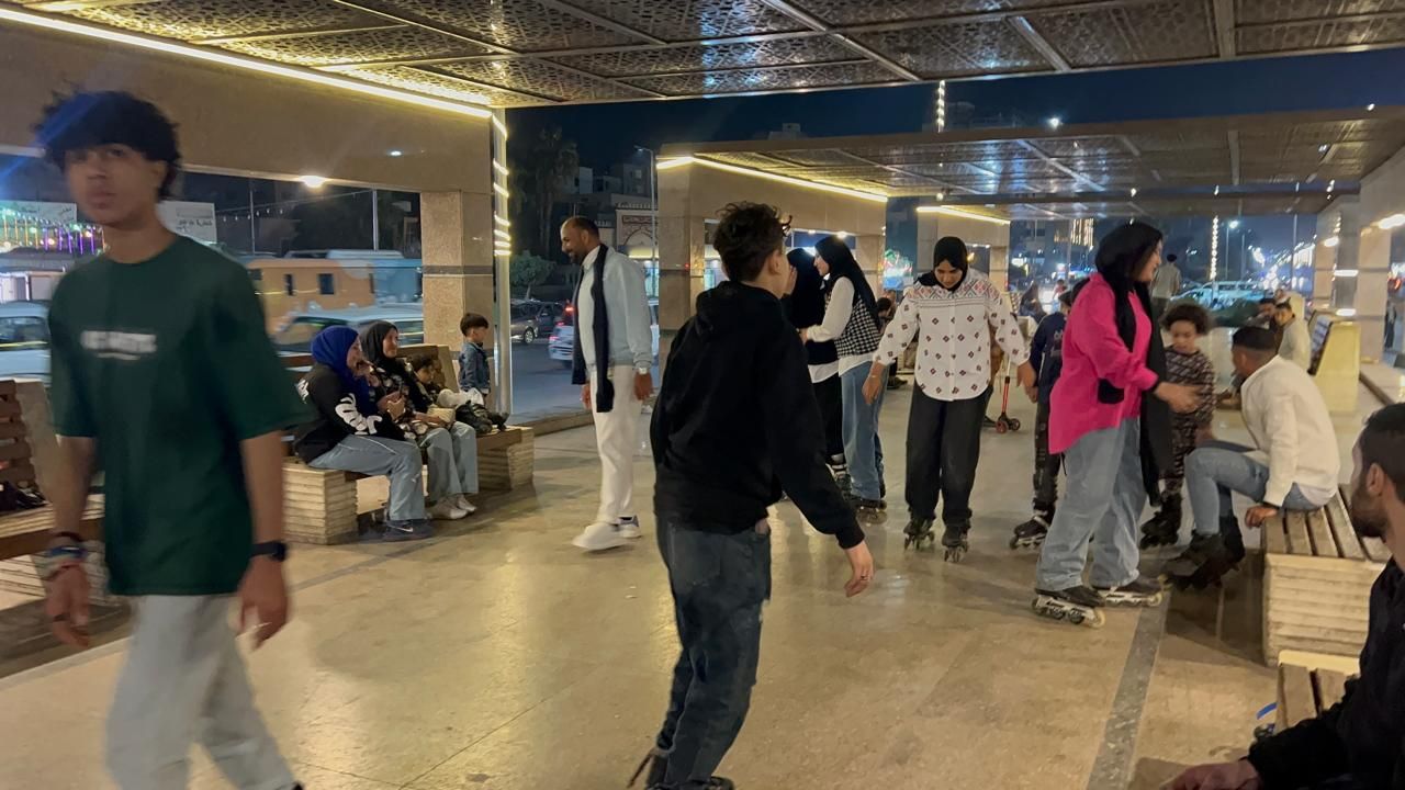 الاسكيت في اوقات الليل في شارع الجيش بالمنصورة الاسكيت في اوقات الليل في شارع الجيش بالمنصورة