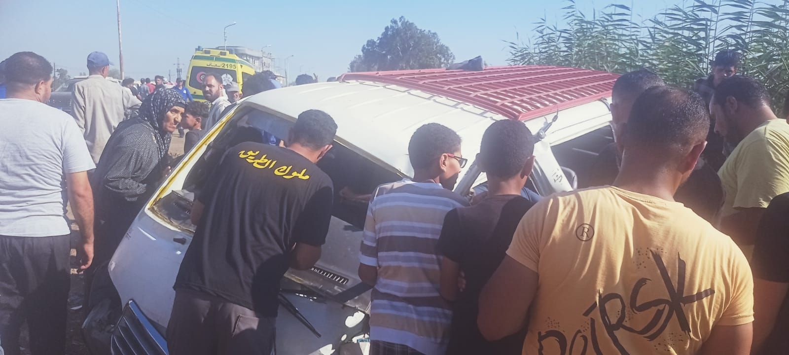 محاولات لاخراج المصابين محاولات لاخراج المصابين