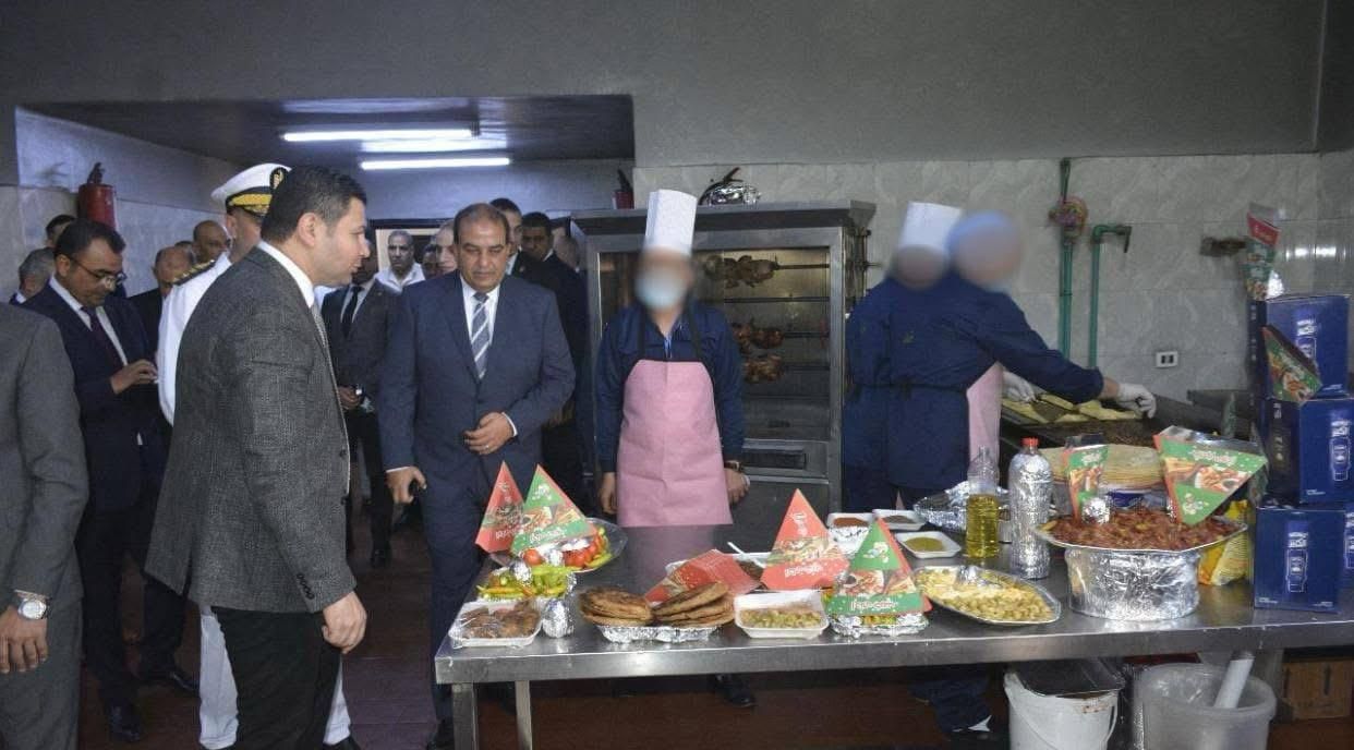 الاطمئنان على الاطعمة المقدمة للنزلاء الاطمئنان على الاطعمة المقدمة للنزلاء