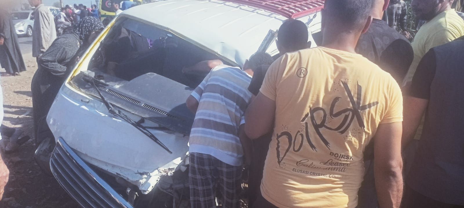 جانب من انقاذ المصابين جانب من انقاذ المصابين