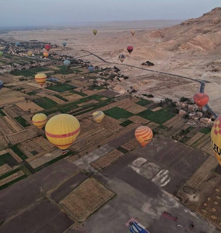 سحر تحليق البالونات الطائرة فوق الأقصر سحر تحليق البالونات الطائرة فوق الأقصر