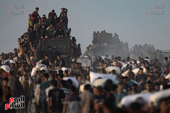 معاناة الحصول على الطحين فى غزة معاناة الحصول على الطحين فى غزة