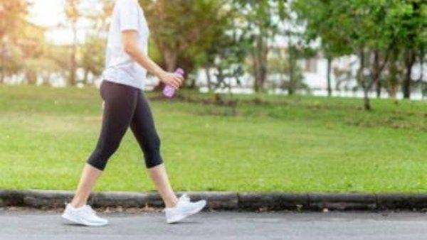 المشي 100 دقيقة يوميًا يقلل خطر الإصابة بآلام الظهر المزمنة