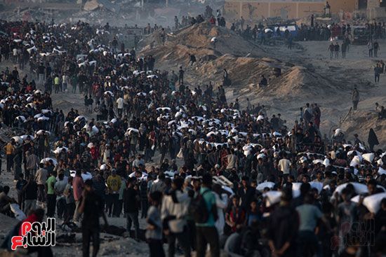 طوابير من النازحين فى غزة للحصول على الدقيق طوابير من النازحين فى غزة للحصول على الدقيق