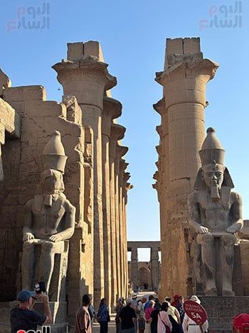 الأفواج-السياحية-تستمتع-بسحر-التماثيل-التاريخية-فى-المعبد