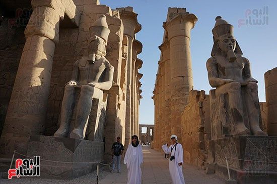 استمتاع-السياح-بالزي-المصرى-داخل-معبد-الأقصر