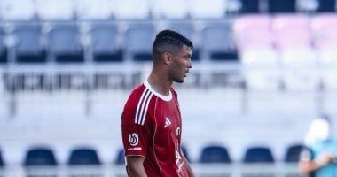 طبيب الأهلى يفحص أشرف دارى اليوم لتحديد موقفه من مواجهة بورتو