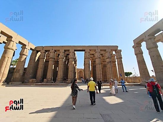 زيارات-السائحين-من-حول-العالم-فى-قلب-معبد-الأقصر