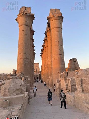 أفواج-سياحية-من-حول-العالم-يستمتعون-بمعبد-الأقصر