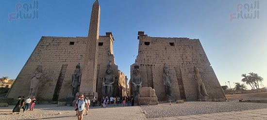 جانب-من-استمتاع-السياح-فى-معبد-الأقصر