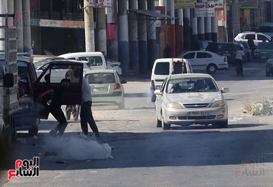 فرار الفلسطينيين من قنابل الغاز فرار الفلسطينيين من قنابل الغاز