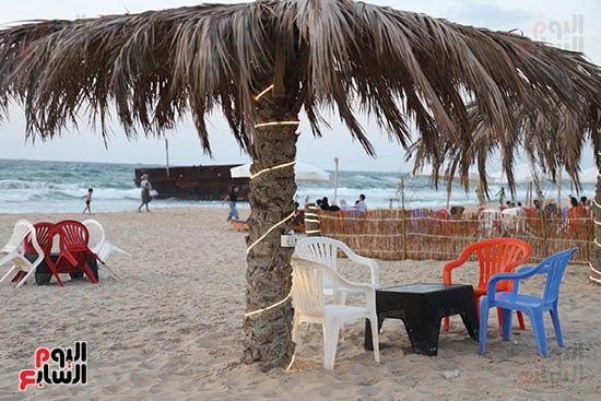 الاهالي-يستمتعون-بمشهد-السفينة-والبحر الاهالي-يستمتعون-بمشهد-السفينة-والبحر
