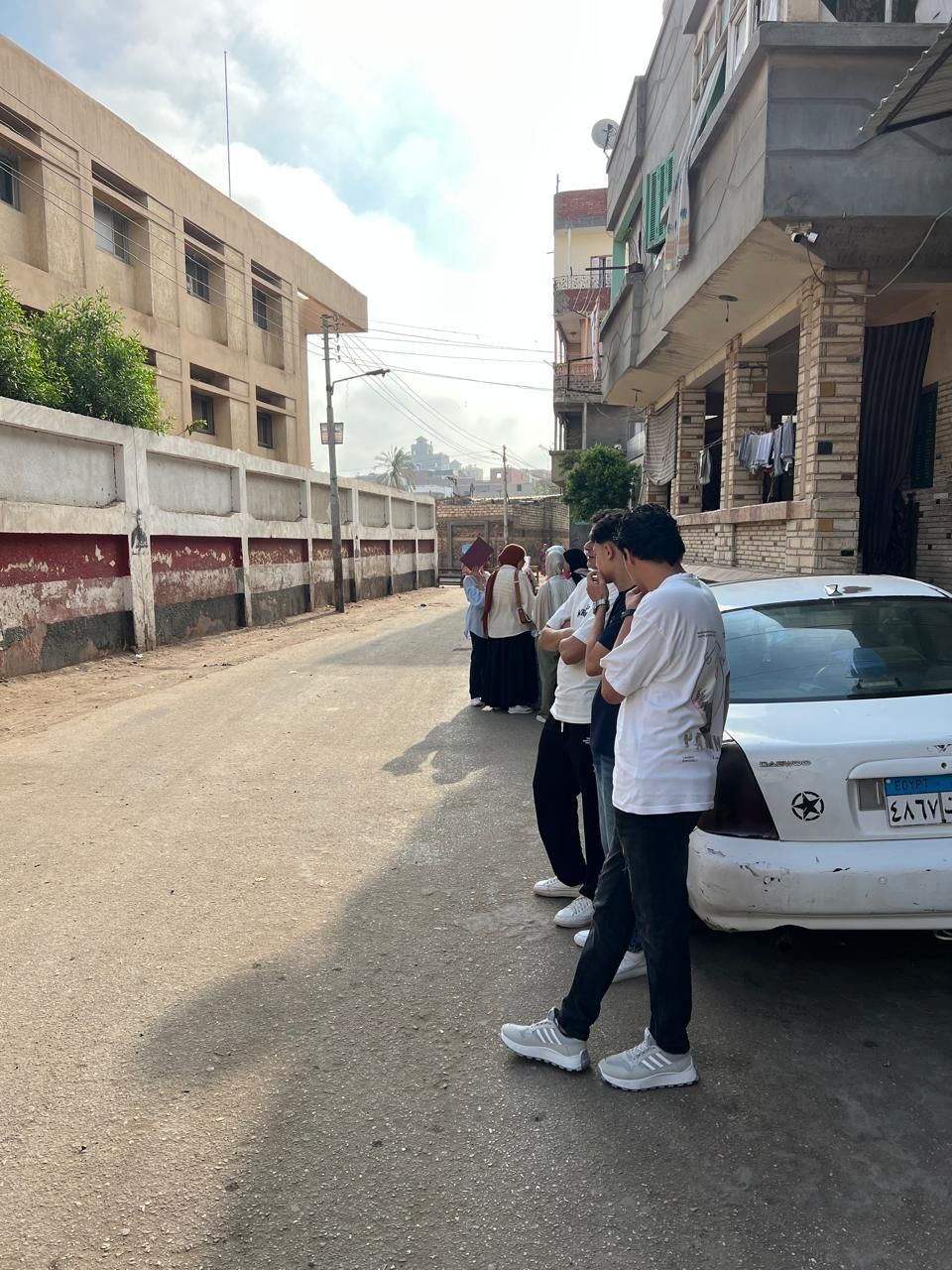طلاب الثانوية العامة ينتظرون فتح اللجان طلاب الثانوية العامة ينتظرون فتح اللجان