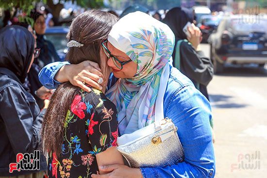 سيدة تحضن ابنتها بعد امتحان اللغة العربية سيدة تحضن ابنتها بعد امتحان اللغة العربية