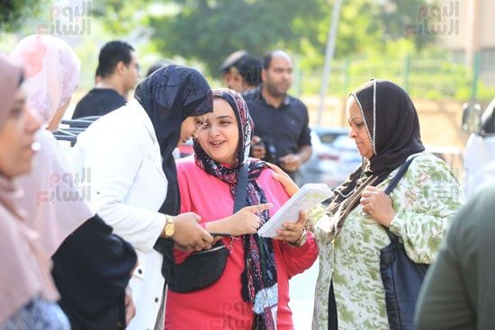مراجعة قبل امتحان اللغة العربية وسط مساندة من الأمهات مراجعة قبل امتحان اللغة العربية وسط مساندة من الأمهات