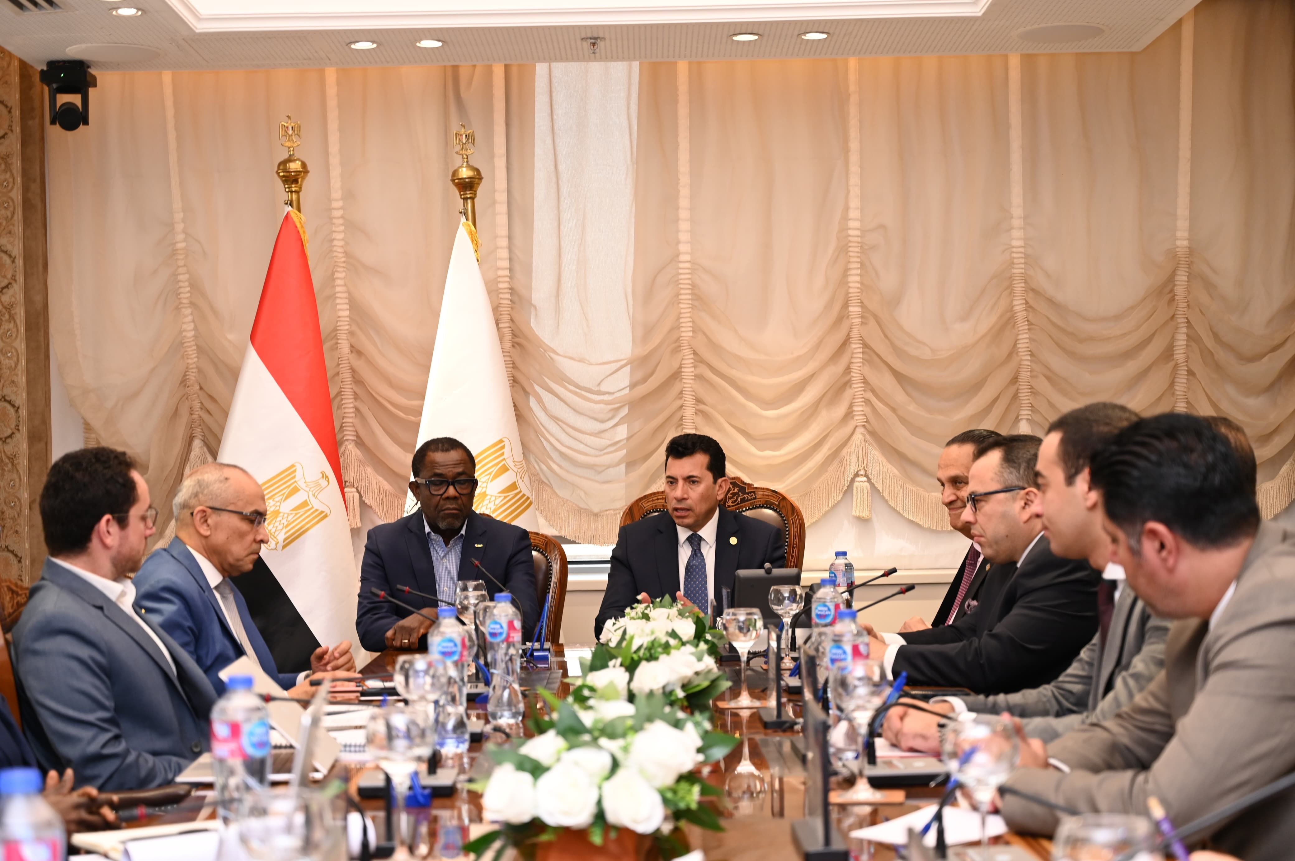 وزير الرياضة يلتقي الأمين العام للاتحاد الافريقي لكرة القدم وزير الرياضة يلتقي الأمين العام للاتحاد الافريقي لكرة القدم