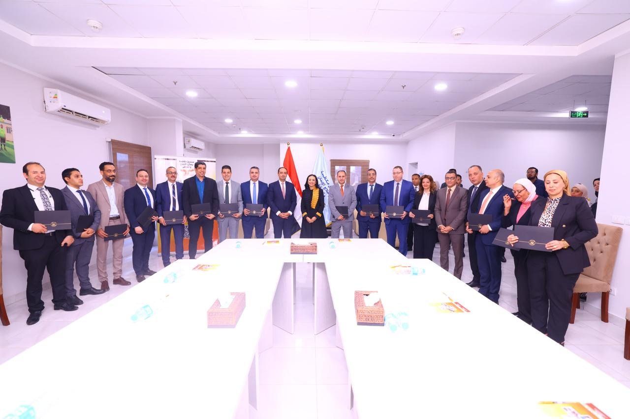 الدكتورة مايا مرسى وزيرة التضامن والدكتور عمرو عثمان مع قيادات الصندوق والمتعافين من الإدمان الدكتورة مايا مرسى وزيرة التضامن والدكتور عمرو عثمان مع قيادات الصندوق والمتعافين من الإدمان