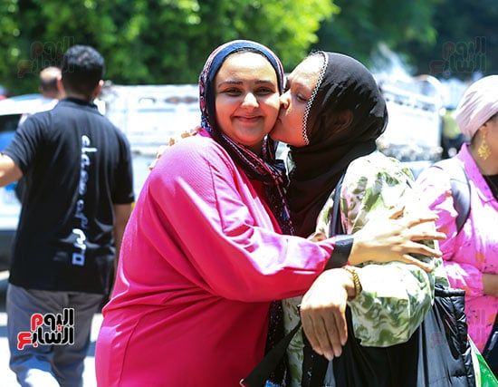 تقبيل الطالبة بعد سهولة الامتحان تقبيل الطالبة بعد سهولة الامتحان