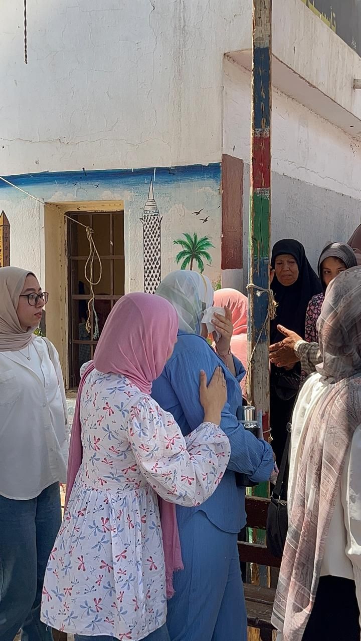 بكاء طالبات الثانوية العامة في بعض لجان الدقهلية بكاء طالبات الثانوية العامة في بعض لجان الدقهلية