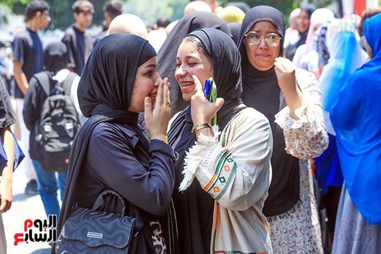 فرحة عارمة بين طالبات الثانوية العامة فرحة عارمة بين طالبات الثانوية العامة