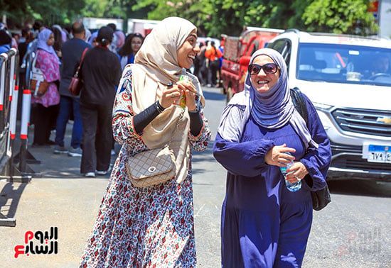 الابتسامة والفرحة على وجوه اولياء الامور الابتسامة والفرحة على وجوه اولياء الامور