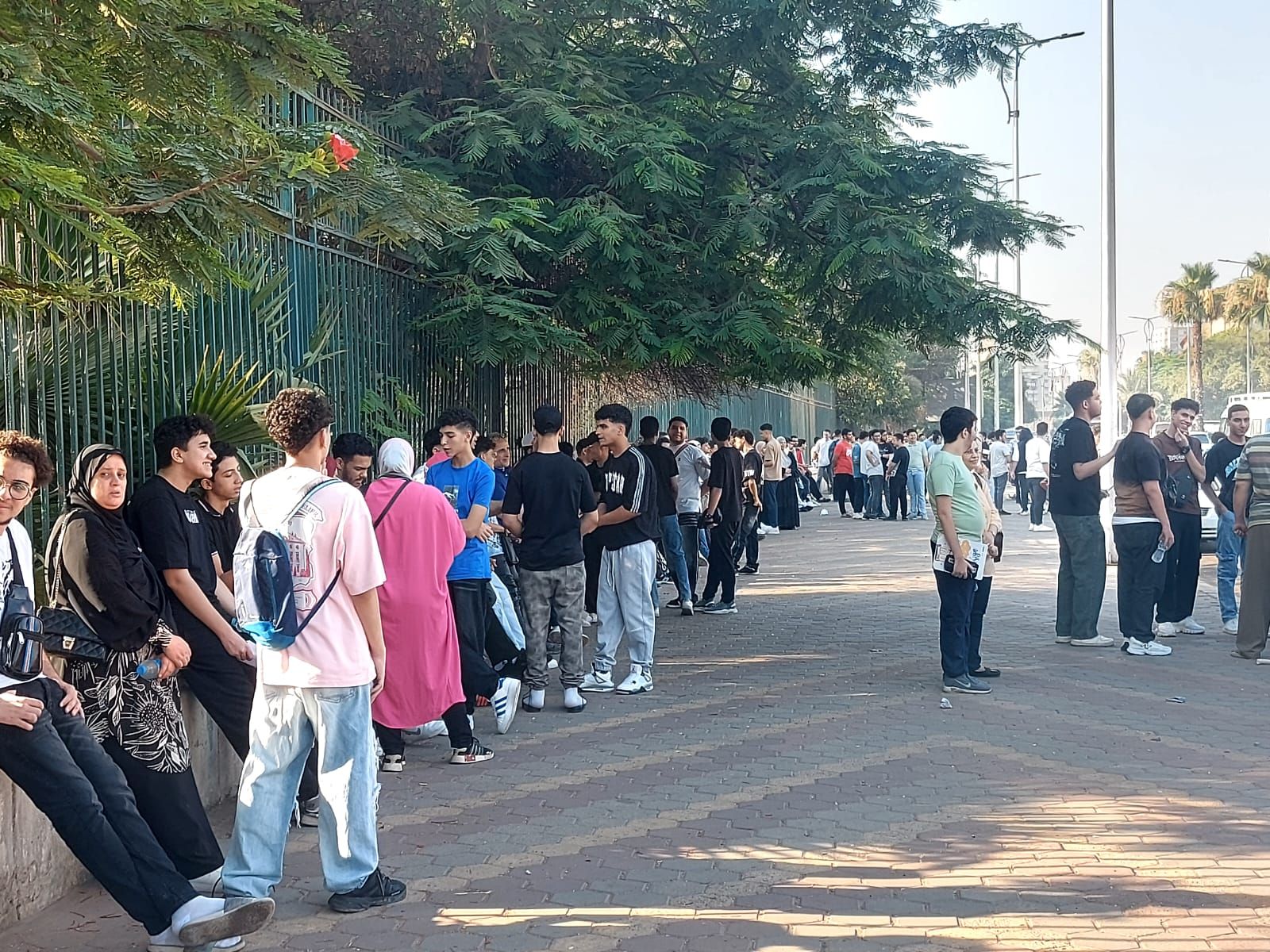 الطلاب أمام لجان الامتحانات ومراجعة الدقائق الأخيرة الطلاب أمام لجان الامتحانات ومراجعة الدقائق الأخيرة