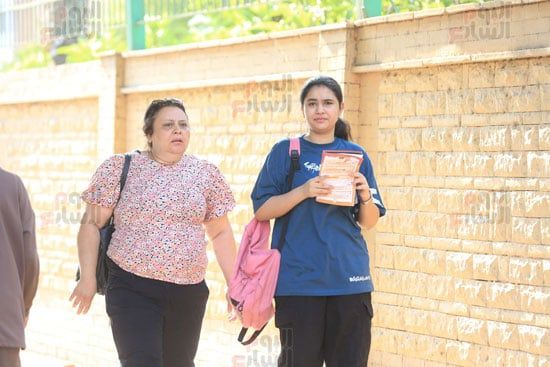 أولياء الأمور يدعمون أبنائهم قبل بدء الامتحان أولياء الأمور يدعمون أبنائهم قبل بدء الامتحان