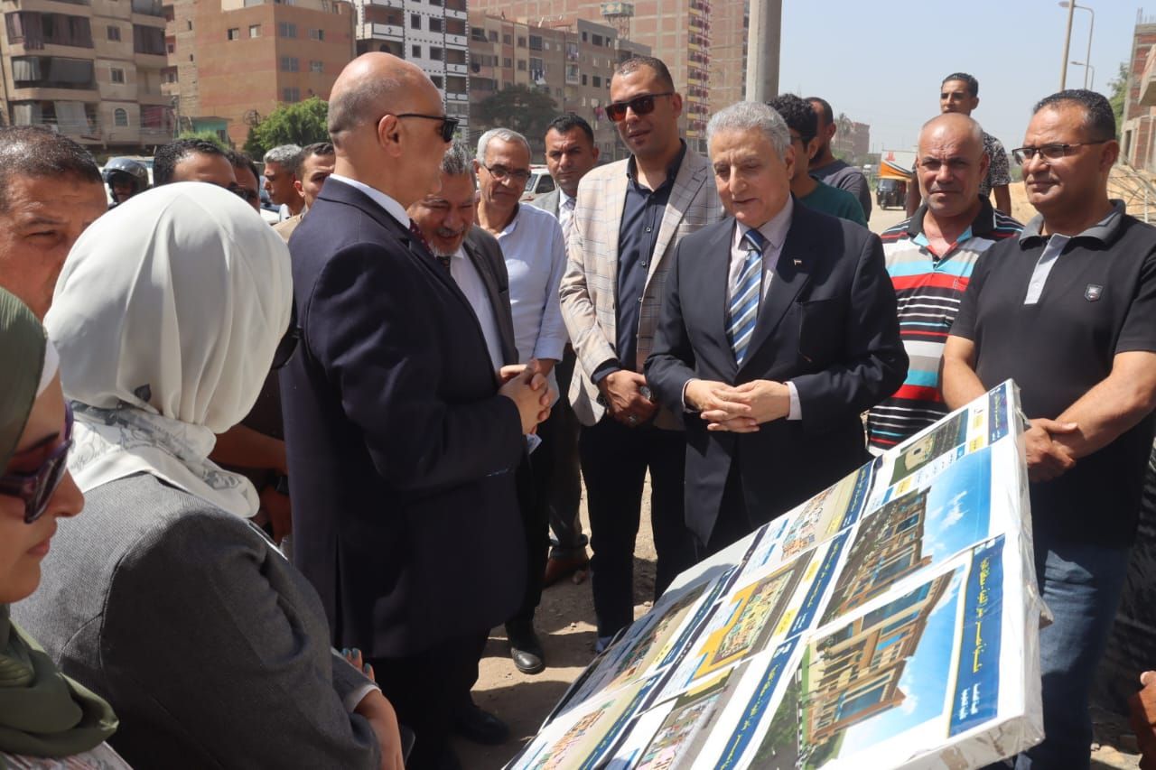 محافظ القليوبية ومدير صندوق مكتبات مصر العامة خلال الجولة محافظ القليوبية ومدير صندوق مكتبات مصر العامة خلال الجولة
