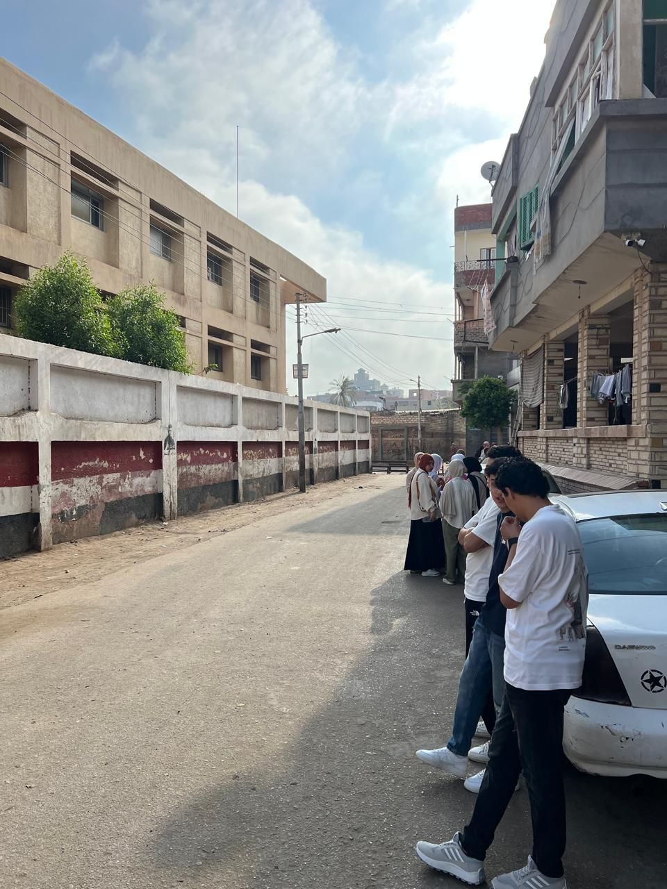 انتظار الطلاب قبل الدخول انتظار الطلاب قبل الدخول