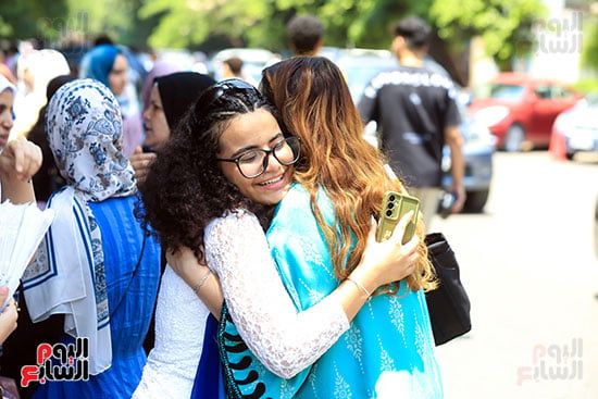 احضان وابتسامة بعد الامتحان احضان وابتسامة بعد الامتحان