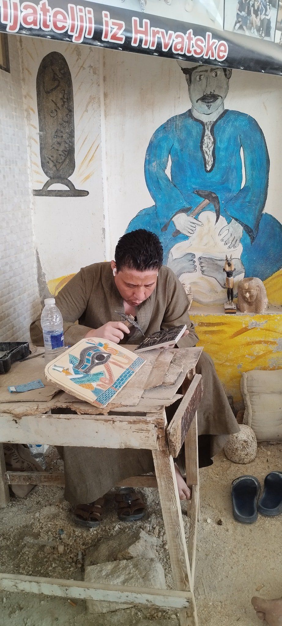 جانب من صناعة التحف الفرعونية فى غرب الأقصر جانب من صناعة التحف الفرعونية فى غرب الأقصر