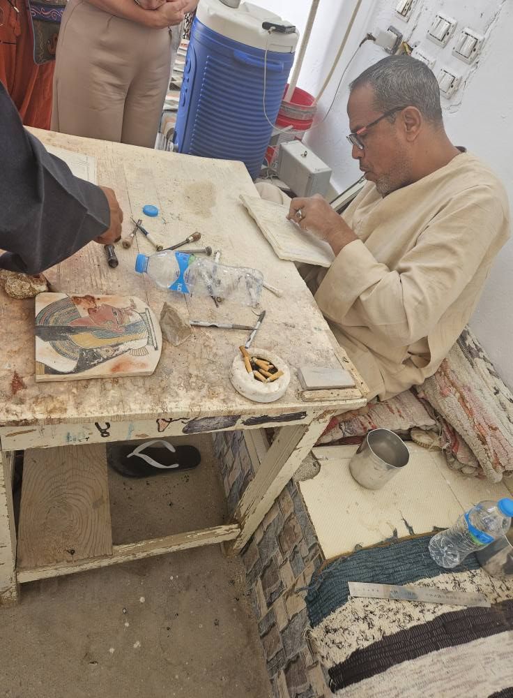 إبداعات ملوك صناعة التحف الفرعونية المقلدة بالأقصر إبداعات ملوك صناعة التحف الفرعونية المقلدة بالأقصر