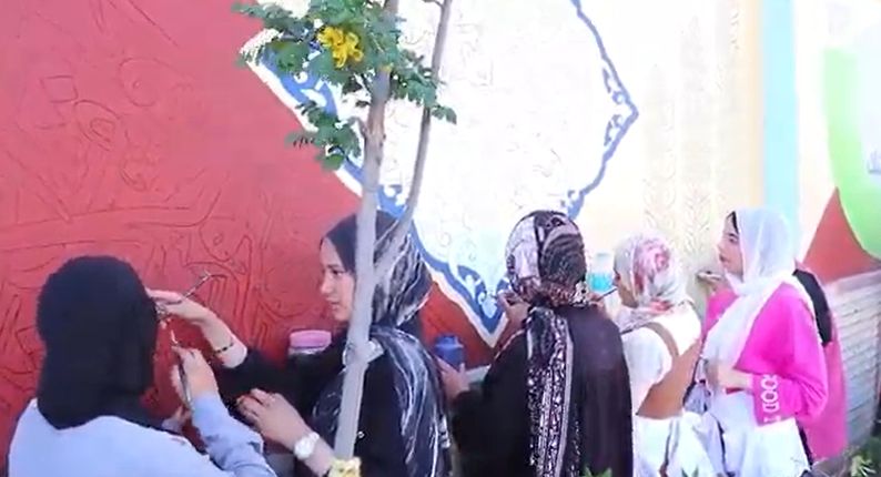 طالبات ترزيين جدران المصالح الحكومية طالبات ترزيين جدران المصالح الحكومية