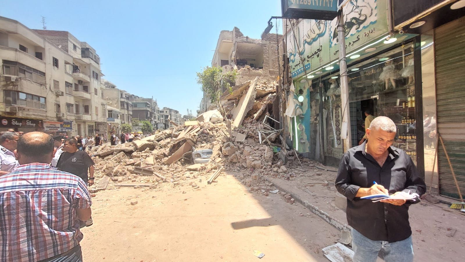 إنقاذ شخصين من عقار شبرا المنهار إنقاذ شخصين من عقار شبرا المنهار