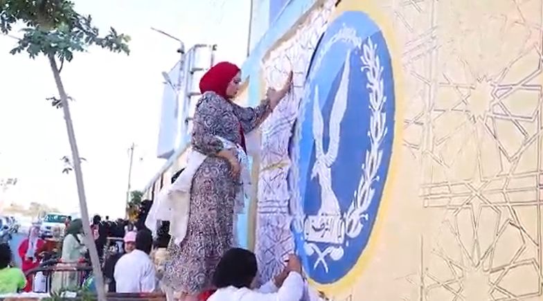 طالبات ترسم الجداريات طالبات ترسم الجداريات