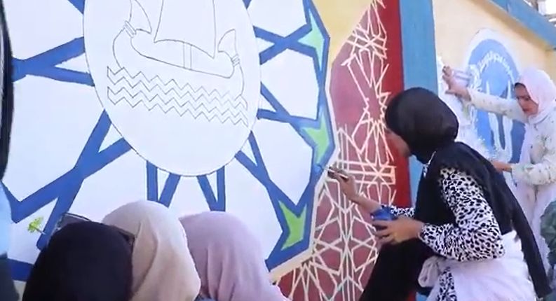 سعادة الطالبات بالمشاركة في الرسم على جدران المصالح الحكومية بكفر الشيخ سعادة الطالبات بالمشاركة في الرسم على جدران المصالح الحكومية بكفر الشيخ