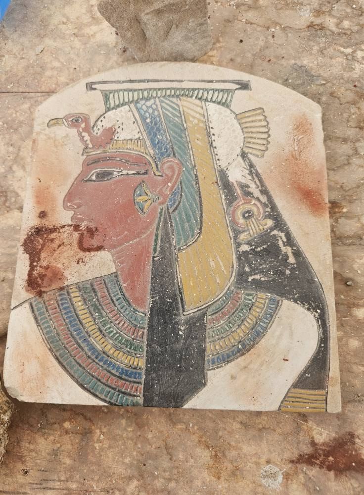 إحدي التحف الفرعونية عقب صناعتها يدوياً إحدي التحف الفرعونية عقب صناعتها يدوياً